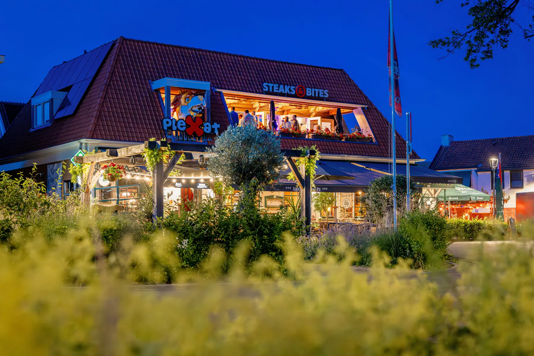 Eetcafé Plexat in De Lutte in de avond